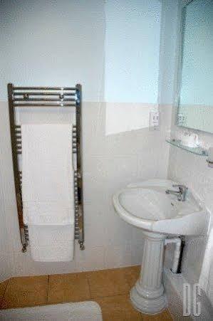White Gates Hotel Binfield Екстер'єр фото