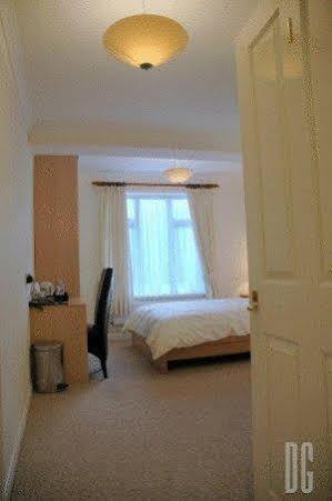 White Gates Hotel Binfield Екстер'єр фото