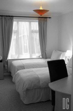 White Gates Hotel Binfield Екстер'єр фото