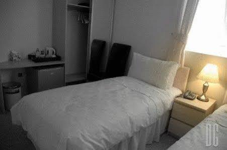 White Gates Hotel Binfield Екстер'єр фото